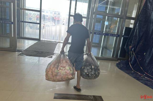 实探衡水盗版LABUBU大集：像卖菜一样摆摊卖，商家称如今订单变少生意难做